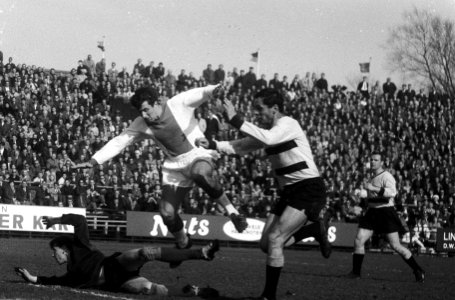 Ajax tegen DOS 0-0, kopbal van Sjaak Swart , op grond keeper Ruitenbeek, rechts , Bestanddeelnr 917-5830