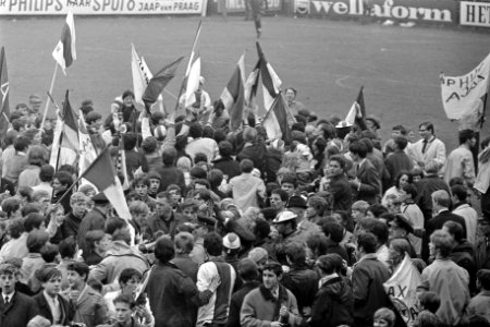 Ajax tegen ADO 2-1. Gert Bals tussen supporters, Bestanddeelnr 921-3894