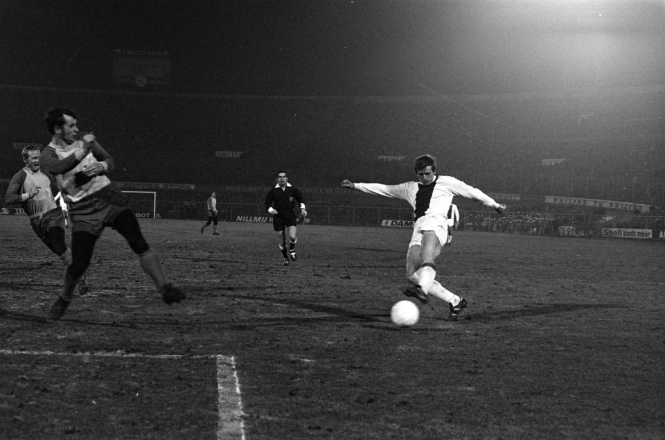Ajax tegen Carl Zeiss Jena 5-1. Piet Keizer schiet, Bestanddeelnr 923-3389