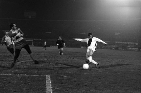 Ajax tegen Carl Zeiss Jena 5-1. Piet Keizer schiet, Bestanddeelnr 923-3389