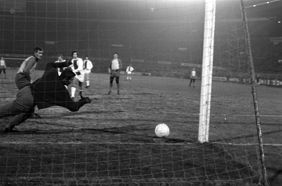 Ajax tegen Carl Zeiss Jena 5-1. Doelpunt van Vasovic 1-1, keeper Blockwitz duikt, Bestanddeelnr 923-3385