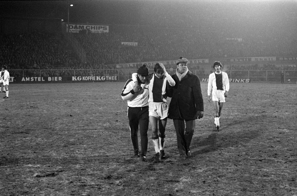 Ajax tegen Carl Zeiss Jena 5-1. Cruijff verlaat gewond het veld, links verzorger, Bestanddeelnr 923-3380