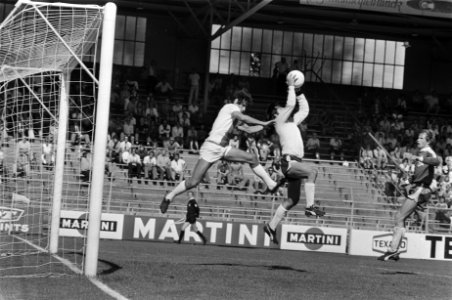 Ajax tegen De Graafschap 1-0, T L Ling in duel met keeper Doornebosch, Bestanddeelnr 928-7405