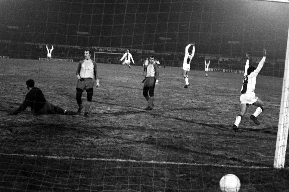 Ajax tegen Carl Zeiss Jena 5-1. S. Swart maakt vierde doelpunt, Bestanddeelnr 923-3394