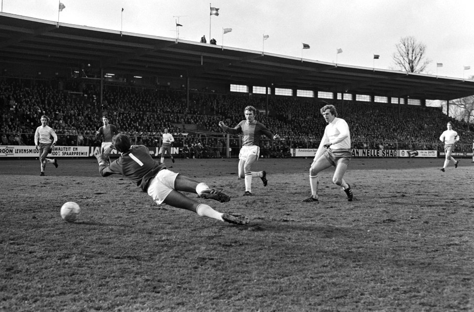 Ajax tegen ADO 3-0 P. Keizer (rechts) scoort eerste doelpunt, keeper Thie duikt, Bestanddeelnr 924-2034