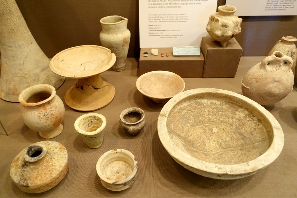 Akkadian pottery - Oriental Institute Museum, University of Chicago - DSC06977