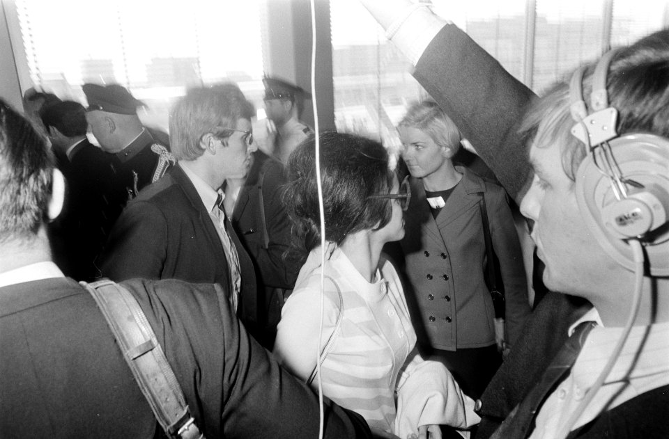 Ajax spelers arriveren op Schiphol uit Madrid Johan Cruijff met echtgenote, Bestanddeelnr 922-4718