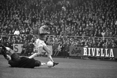 Ajax speler Johan Cruijff scoort. Doelman Eddie Pieters Graafland is gepasseerd, Bestanddeelnr 919-7853