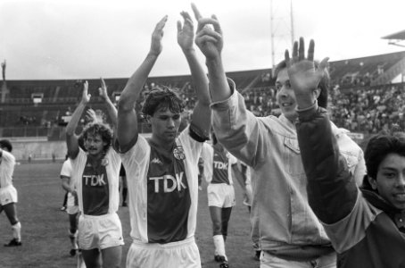 Ajax PSV 3-0 Marco van Basten verlaat juichend het veld, Bestanddeelnr 933-7446