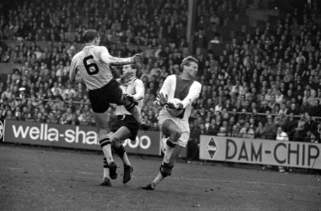Ajax speler Klaas Nuninga in duel met een DOS-speler, Bestanddeelnr 919-7083
