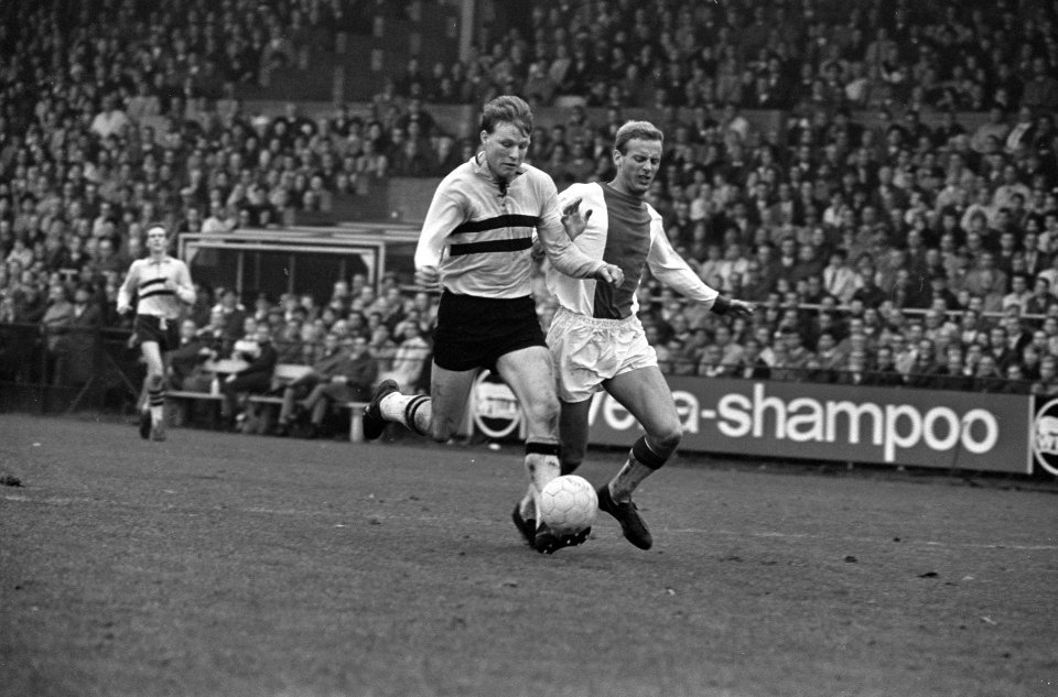 Ajax speler Klaas Nuninga in duel met een DOS speler, Bestanddeelnr 919-7086