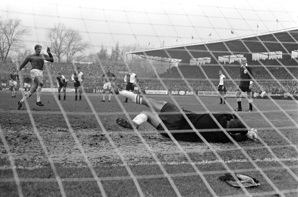 Ajax speler Piet Keizer neemt een strafschop. Feyenoord doelman Eddy Pieters Gra, Bestanddeelnr 919-7856