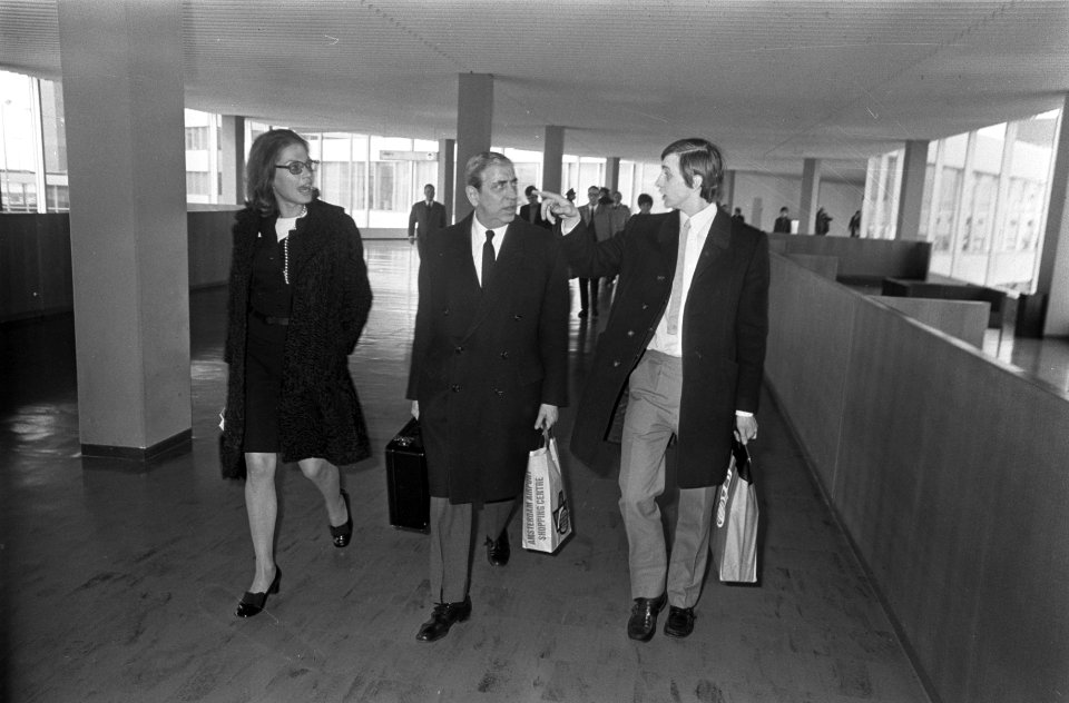 Ajax spelers vertrokken vanaf Schiphol naar Lissabon. Cruijff (rechts) en voorzi, Bestanddeelnr 922-1124