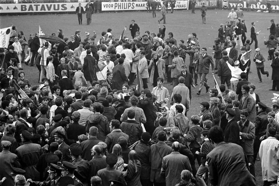 Ajax tegen ADO 2-1. Supporters, Bestanddeelnr 921-3897