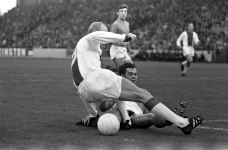 Ajax speler Henk Groot in duel met Van den Oever, Bestanddeelnr 919-6908