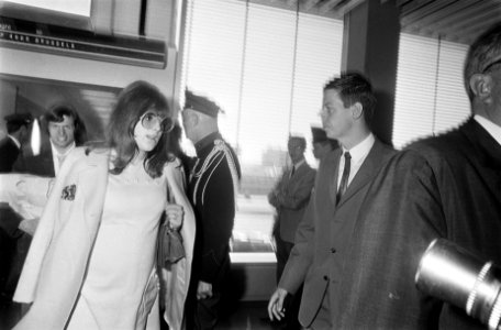 Ajax spelers arriveren op Schiphol uit Madrid Johan Cruijff met echtgenote, Bestanddeelnr 922-4717