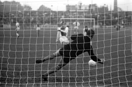 Ajax speler Sjaak Swart neemt een penalty maar keeper Gerd Schobert keert het sc, Bestanddeelnr 919-6909