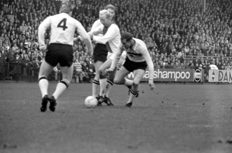 Ajax speler Ko Prins temidden van drie DOS-spelers, Bestanddeelnr 919-7084