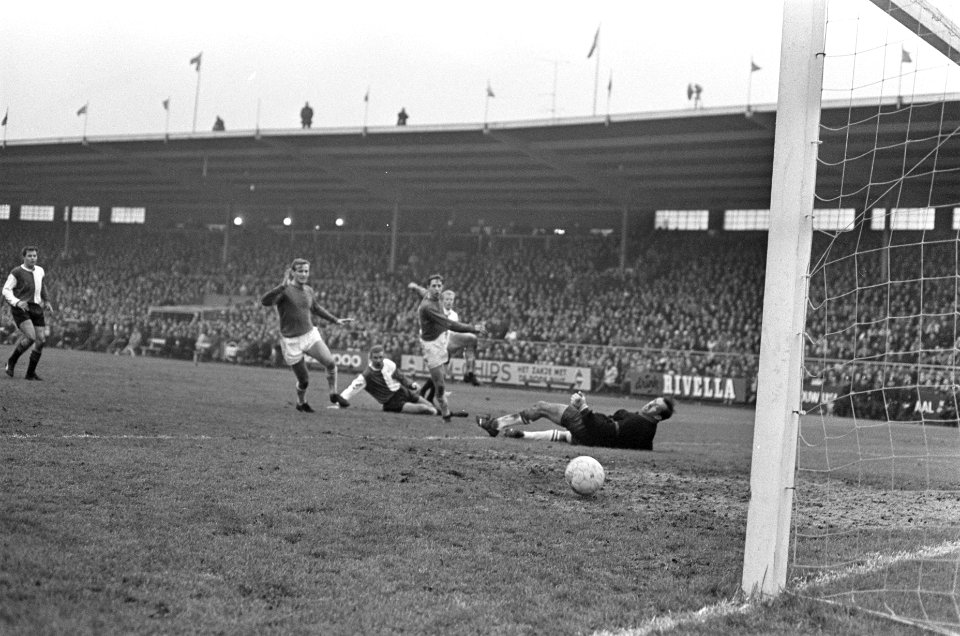 Ajax speler Johan Cruijff scoort, v.l.n.r. Klaas Nuninga, Hans Kraay, Johan Crui, Bestanddeelnr 919-7854