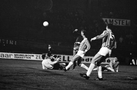 Ajax speler Piet Keizer in duel met FC Koln speler Weber, de FC Koln doelman Mil, Bestanddeelnr 919-7198