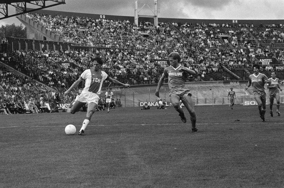 Ajax PSV 3-0 Marco van Basten gaat scoren rechts Adick Koot (PSV), Bestanddeelnr 933-7445