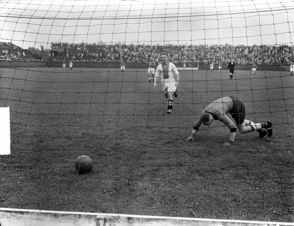 Ajax tegen AGOVV 3-0. Doelpunt van Ajax, Bestanddeelnr 904-1781