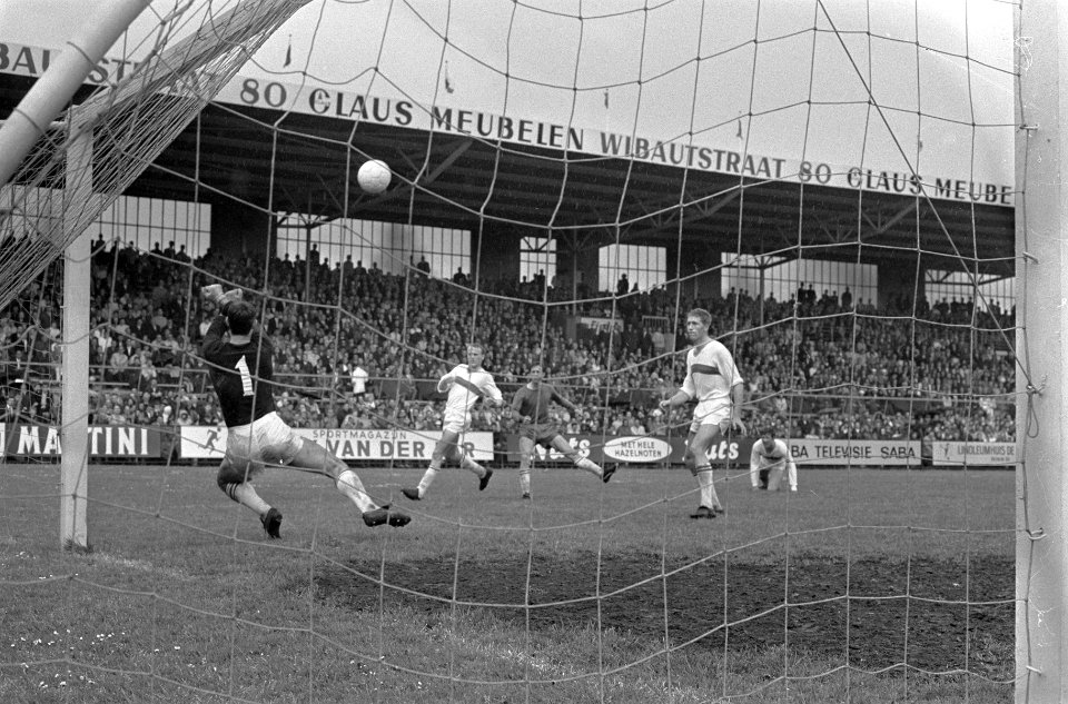 Ajax tegen ADO 5-3, Johan Cruijff scoort, keeper Thie geslagen, Bestanddeelnr 920-3229