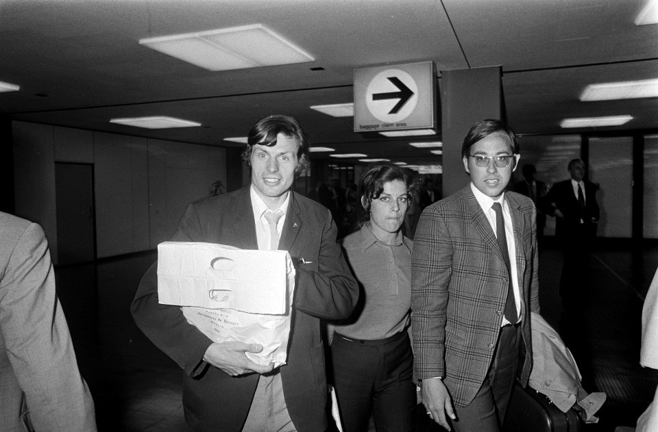 Ajax spelers arriveren op Schiphol uit Madrid Rinus Michels met echtgenote, Bestanddeelnr 922-4715