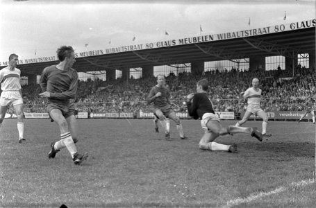 Ajax tegen ADO 5-3, Cruijff zet voor maar Henk Groot weet keeper Thie niet te ve, Bestanddeelnr 920-3228