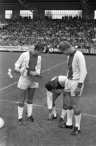Ajax tegen Anderlecht. Johan Cruyff gehuldigd als voetballer van het jaar. Cruyf, Bestanddeelnr 920-5736