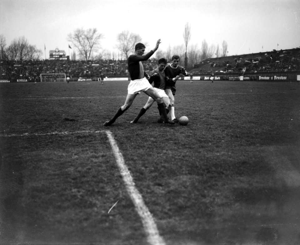 Ajax tegen ADO 5-1, Piet Keizer in duel met Vilerius en Smit (ADO), Bestanddeelnr 917-3225