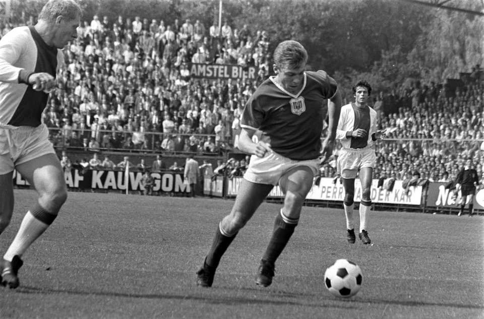 Ajax tegen Anderlecht. Jan Mulder aan de bal, hij wordt verdedigd door Tonnie Pr, Bestanddeelnr 920-5739