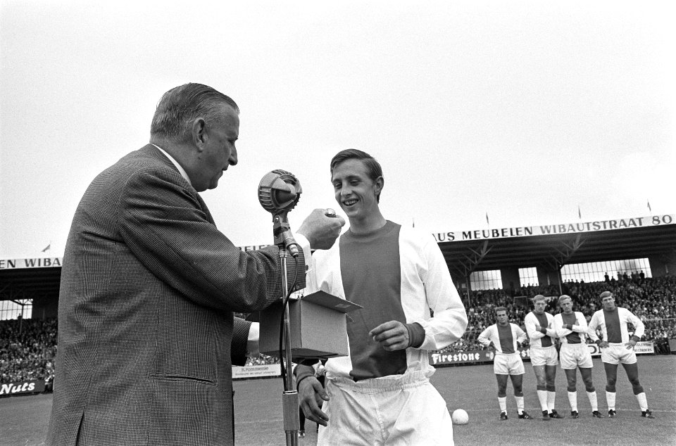 Ajax tegen Anderlecht. Jos Coler links en Cruijff, Bestanddeelnr 920-5737