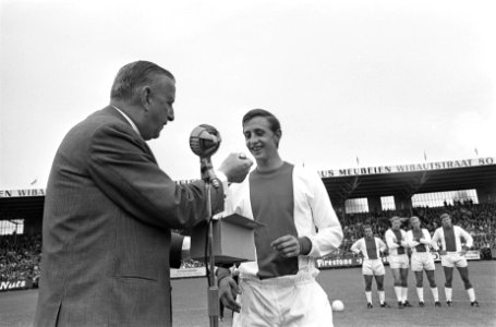 Ajax tegen Anderlecht. Jos Coler links en Cruijff, Bestanddeelnr 920-5737