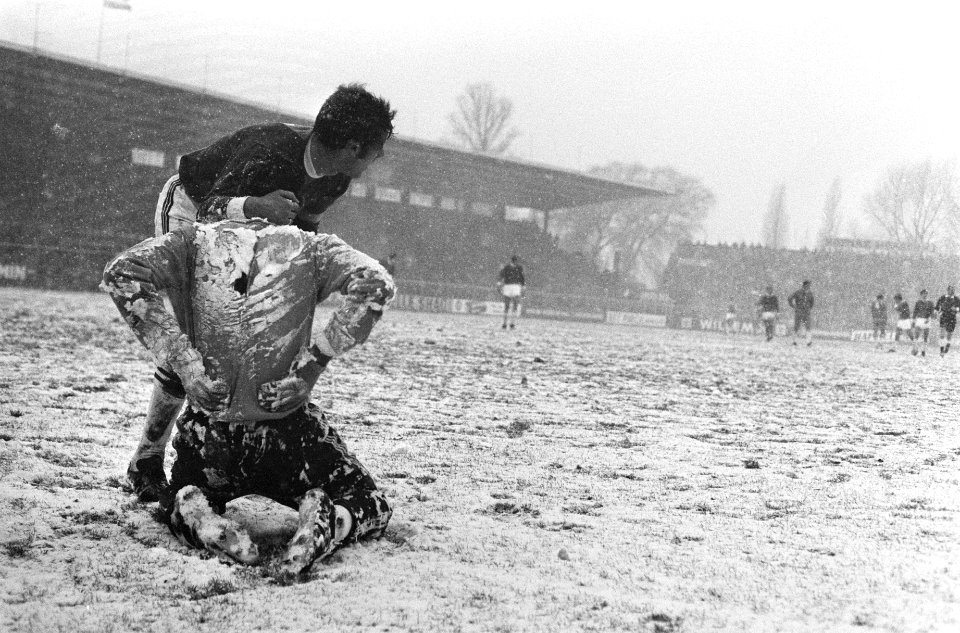 Ajax tegen ADO 2-1. Keeper Thie (ADO) besneeuwd en onder de modder op het veld z, Bestanddeelnr 923-0553
