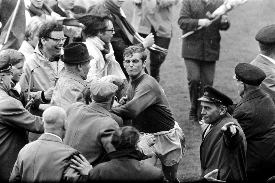 Ajax tegen ADO 2-1. Piet Keizer vlucht voor de aanstormende supporters naar klee, Bestanddeelnr 921-3887