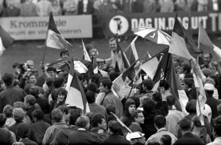 Ajax tegen ADO 2-1. Gert Bals tussen supporters, Bestanddeelnr 921-3893