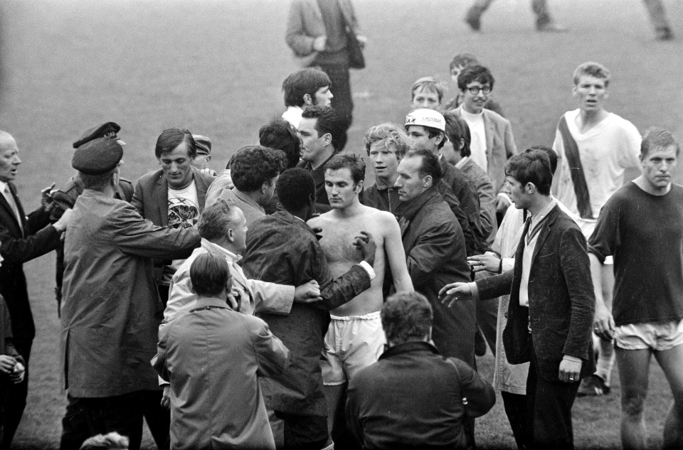 Ajax tegen ADO 2-1. Nummer 6 Danielson zonder shirt, Bestanddeelnr 921-3896