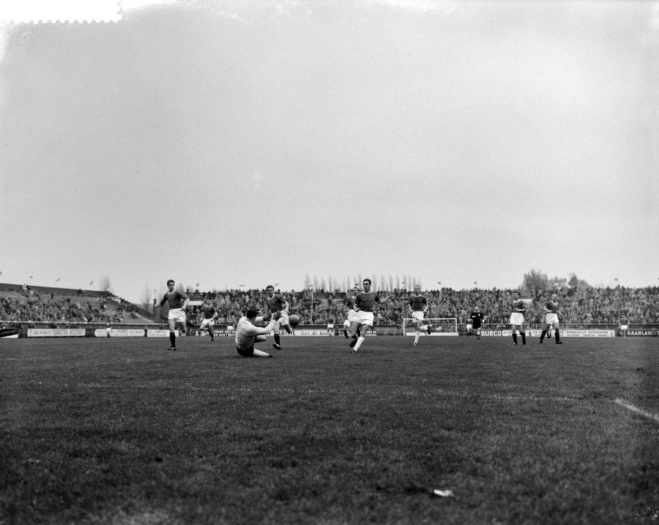 Ajax tegen ADO 4-2, vlnr Jans, Clavan, keeper Oostrum Feldmann, Bestanddeelnr 911-7673