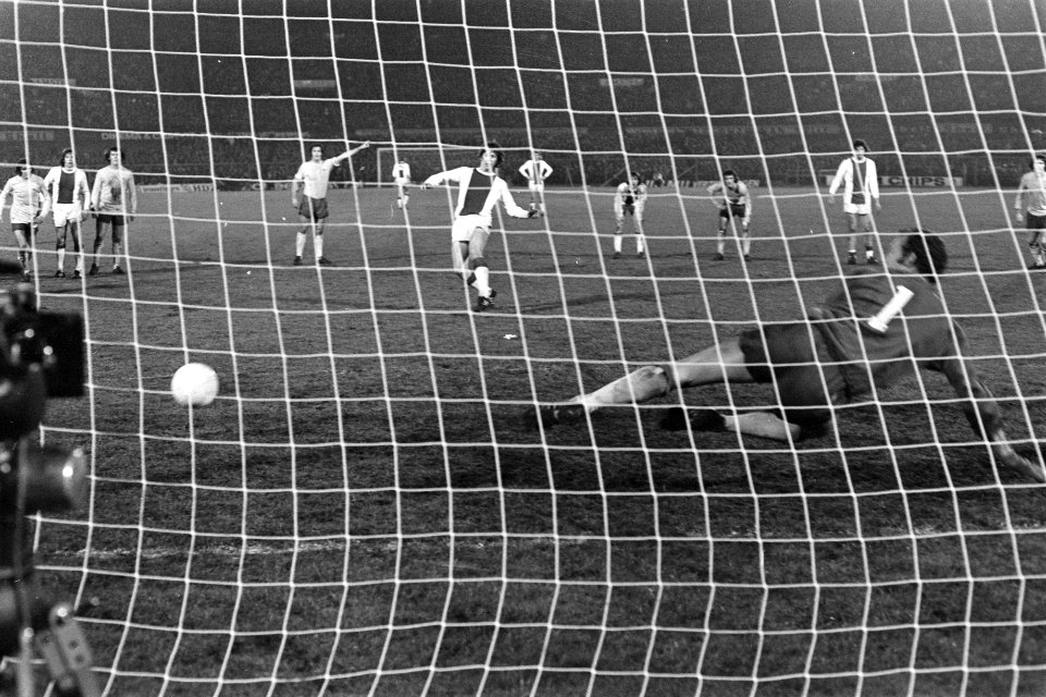 Ajax tegen Arsenal 2-1, kwartfinale Europacup I Gerrie Mühren scoort uit penal, Bestanddeelnr 925-4421