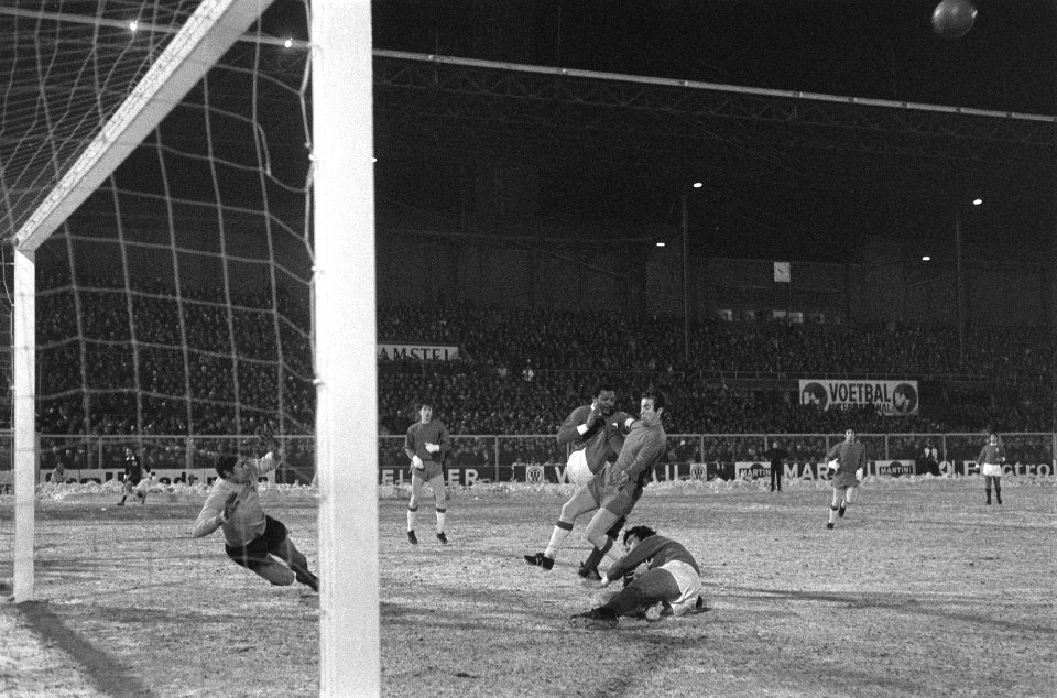 Ajax tegen Benfica 1-3, (kwartfinale Europacup I ) aanval Ajax, Bestanddeelnr 922-0982