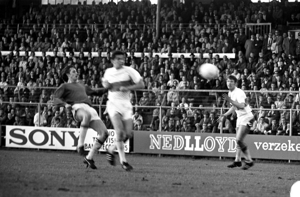 Ajax tegen ADO 1-0. Spelmoment met Johan Cruijff, Bestanddeelnr 922-4490