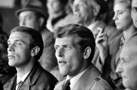 Ajax spelers Frits Soetekouw en Piet Keizer bekijken de wedstrijd vanaf de tribu, Bestanddeelnr 919-6570