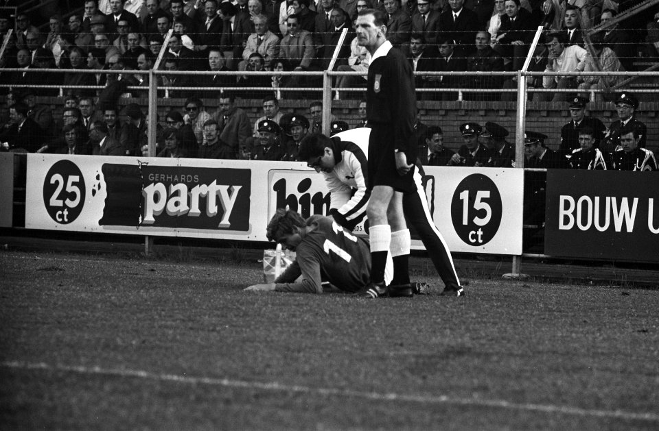 Ajax tegen ADO 1-0 Piet Keizer geblesseerd, met verzorger Salo Muller, Bestanddeelnr 922-4488