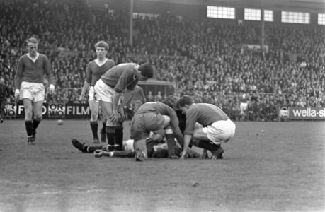 Ajax tegen ADO, doelman Thie (ADO) gewond, Bestanddeelnr 919-0670