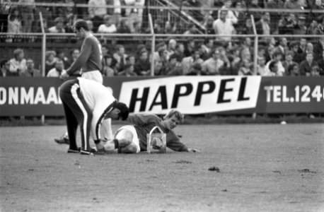 Ajax tegen ADO 1-0 Piet Keizer geblesseerd, met verzorger Salo Muller, Bestanddeelnr 922-4489
