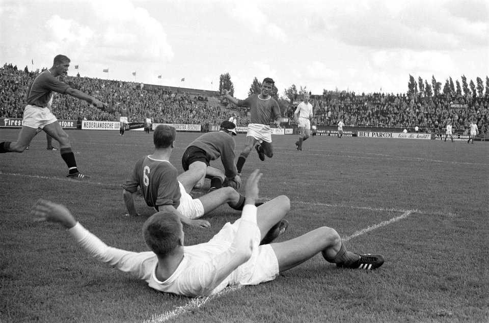 Ajax tegen ADO 1-0, slagveld voor ADO-doel, keeper Oostrum grijpt bal, op grond , Bestanddeelnr 914-3178