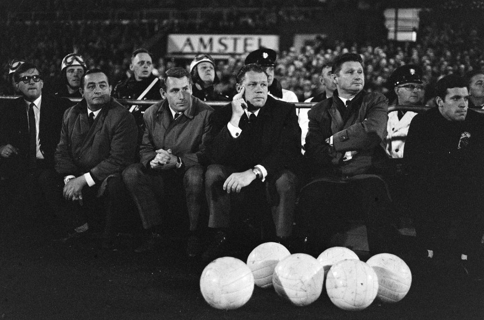 Ajax tegen Real Madrid 1-1. Trainer Michels op bankje, Bestanddeelnr 920-7237