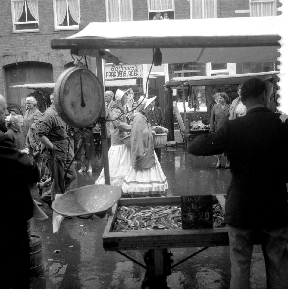 Albert Cuypstraat wordt bezocht door inwoners uit Edam, Bestanddeelnr 908-7836
