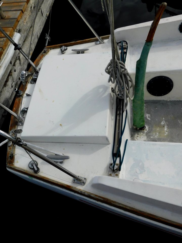 Alberg 22 sailboat Due Point lazarette 2503